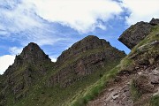 33 Evidente la colorazione rossastra delle rocce di Verrucano Lombardo